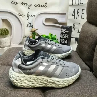 Adidas رمادي فضي منخفض القدم وسط القدم المنقوش أسلوب حياة حذاء رياضي