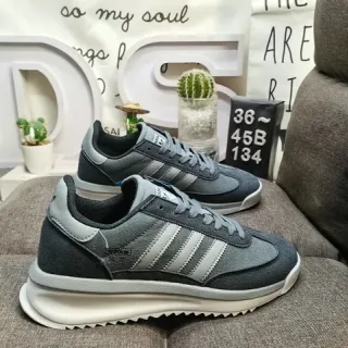 Adidas حذاء رياضي رمادي أبيض منخفض السطح مصنوع من مخمل ونسيج علوي أسلوب حياة