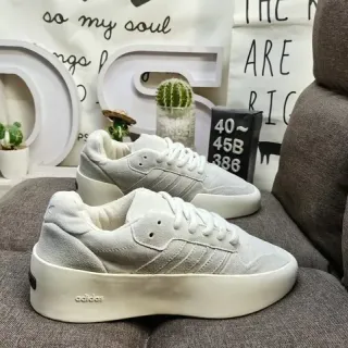 Adidas أحذية رياضية أسلوب حياة مع نعل منصة رمادي أبيض علوية من جلد مشابه للسويد
