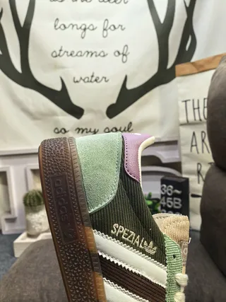 Adidas 绿色紫色灯芯绒和麂皮鞋面的三条纹侧边生活方式运动鞋 3
