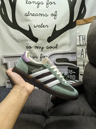 Adidas 绿色紫色灯芯绒和麂皮鞋面的三条纹侧边生活方式运动鞋 5