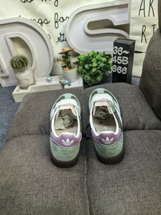 Adidas 绿色紫色灯芯绒和麂皮鞋面的三条纹侧边生活方式运动鞋 8