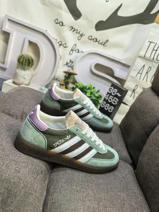 Adidas 绿色紫色灯芯绒和麂皮鞋面的三条纹侧边生活方式运动鞋 9