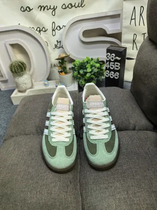 Adidas 绿色紫色灯芯绒和麂皮鞋面的三条纹侧边生活方式运动鞋 10