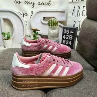 Adidas حذاء رياضي بقماش مخمل وردي وبني وثلاث شرائط بيضاء للأسلوب الحياة