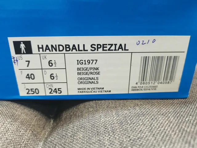 Adidas Chaussures Lifestyle Roses Blanches avec Panneaux Latéraux Texturés en Corduroy et Partie Supérieure en Daim 2