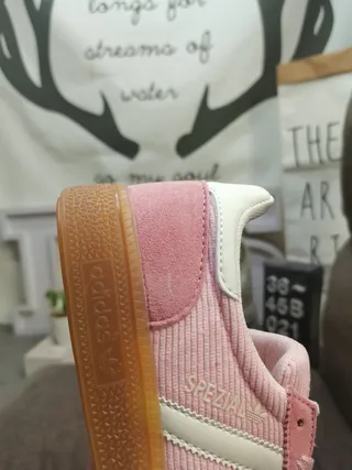 Adidas Chaussures Lifestyle Roses Blanches avec Panneaux Latéraux Texturés en Corduroy et Partie Supérieure en Daim 3
