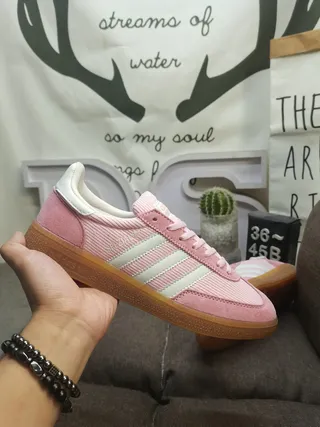 Adidas Chaussures Lifestyle Roses Blanches avec Panneaux Latéraux Texturés en Corduroy et Partie Supérieure en Daim 5