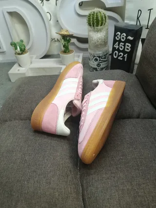 Adidas Chaussures Lifestyle Roses Blanches avec Panneaux Latéraux Texturés en Corduroy et Partie Supérieure en Daim 6