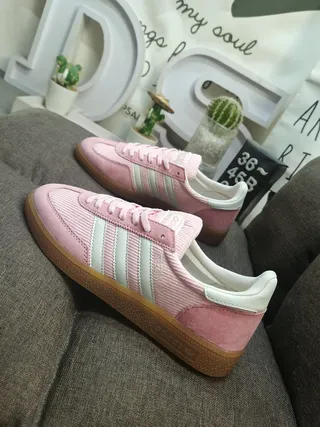 Adidas Chaussures Lifestyle Roses Blanches avec Panneaux Latéraux Texturés en Corduroy et Partie Supérieure en Daim 7