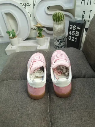 Adidas Chaussures Lifestyle Roses Blanches avec Panneaux Latéraux Texturés en Corduroy et Partie Supérieure en Daim 8