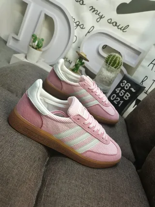 Adidas Chaussures Lifestyle Roses Blanches avec Panneaux Latéraux Texturés en Corduroy et Partie Supérieure en Daim 9