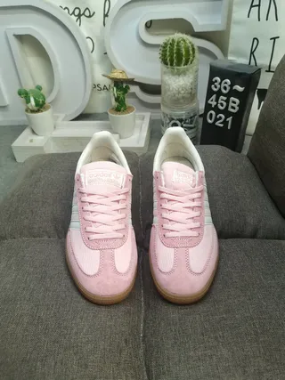 Adidas Chaussures Lifestyle Roses Blanches avec Panneaux Latéraux Texturés en Corduroy et Partie Supérieure en Daim 10