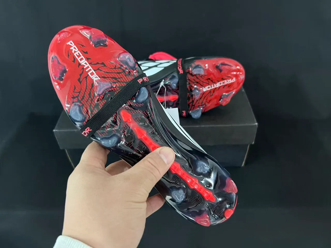Adidas Predator أسود أحمر بدون أربطة إغلاق بالحزام مولد TPU دعامة الكعب أرضية صلبة أحذية كرة القدم 2