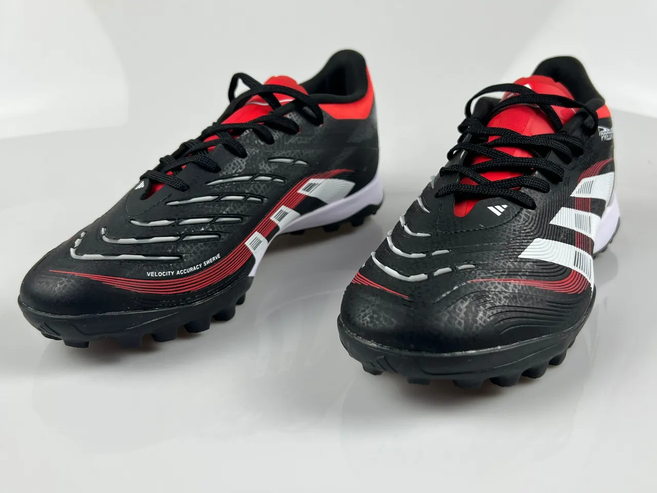 Adidas Predator Zapatos de fútbol turf con upper sintético texturizado negro y rojo, cordones asimétricos 2