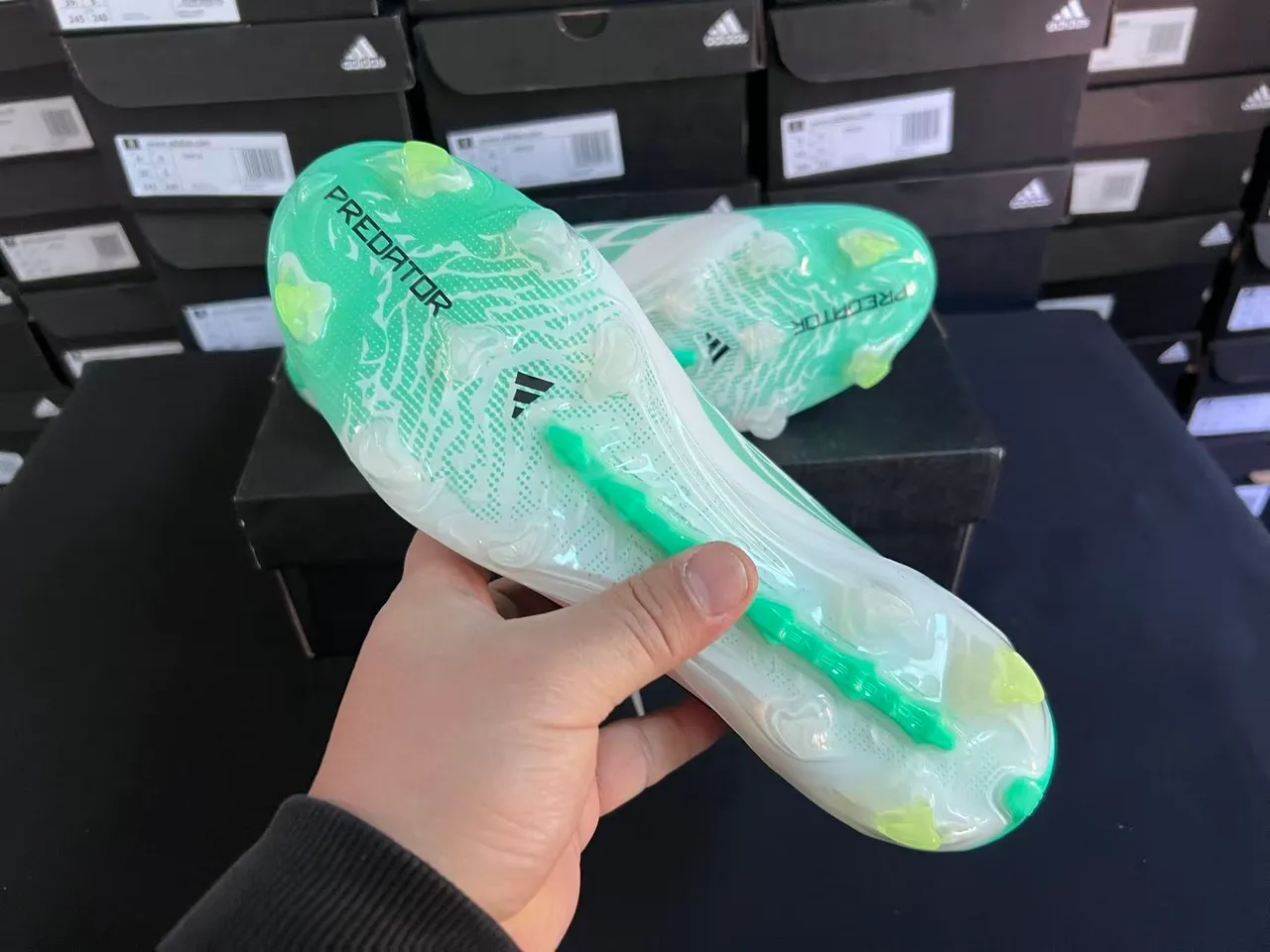 Adidas Predator Verde Blanco Bajo corte con cordones Empeine texturizado Jaula Terreno firme Zapatos de fútbol 2