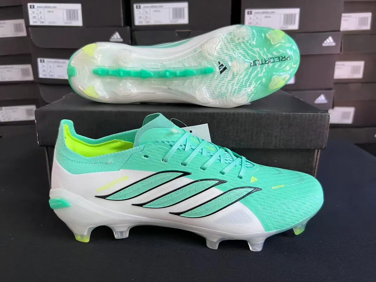 Adidas Predator Verde Blanco Bajo corte con cordones Empeine texturizado Jaula Terreno firme Zapatos de fútbol 7
