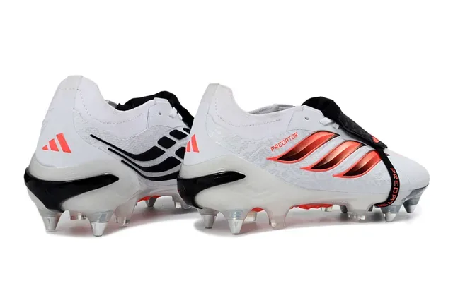 أحذية كرة القدم Adidas Predator بيضاء وردية في الجزء العلوي خطوط قزحية أرضية صلبة 5