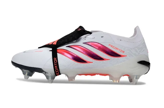 أحذية كرة القدم Adidas Predator بيضاء وردية في الجزء العلوي خطوط قزحية أرضية صلبة 7