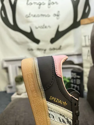 Adidas Spezial 黑色粉色蕾丝叠加生活方式运动鞋 3