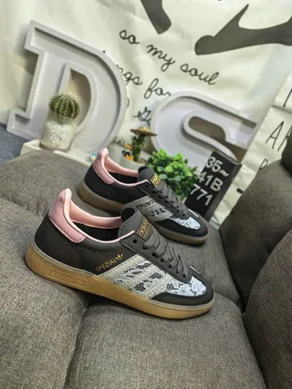 Adidas Spezial 黑色粉色蕾丝叠加生活方式运动鞋 9