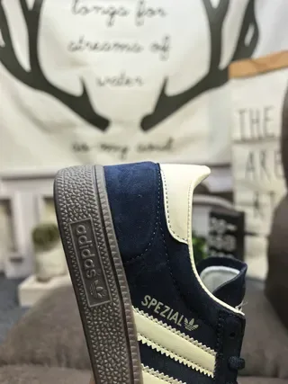 Adidas Spezial Tênis Lifestyle em Suede Azul Marinho e Off-White 3