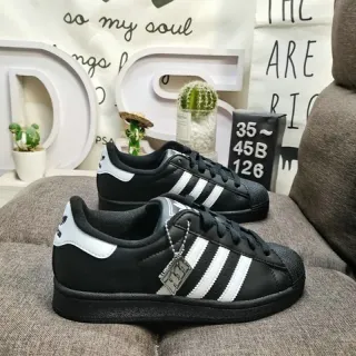 Adidas Superstar أحذية سوداء وبيضاء بنمط حياة