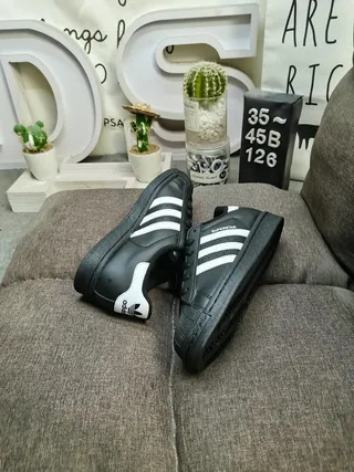 Adidas Superstar Chaussures Lifestyle Noires et Blanches 6