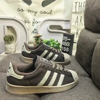 Adidas Superstar بني و Off-White أحذية رياضية lifestyle