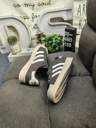 Adidas Superstar بني و Off-White أحذية رياضية lifestyle 6