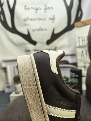 Adidas Superstar بني و Off-White أحذية رياضية lifestyle 9