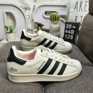 Adidas Superstar Off-White و Black أحذية رياضية للنمط الحياتي