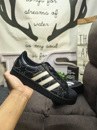 Adidas Superstar Étoiles brodées Noir et crème chaussures lifestyle 5