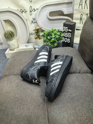 Adidas Superstar Étoiles brodées Noir et crème chaussures lifestyle 6