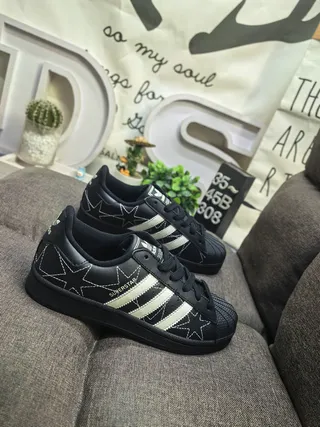 Adidas Superstar Étoiles brodées Noir et crème chaussures lifestyle 9