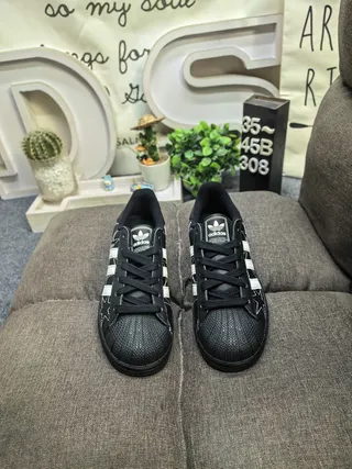 Adidas Superstar Étoiles brodées Noir et crème chaussures lifestyle 10