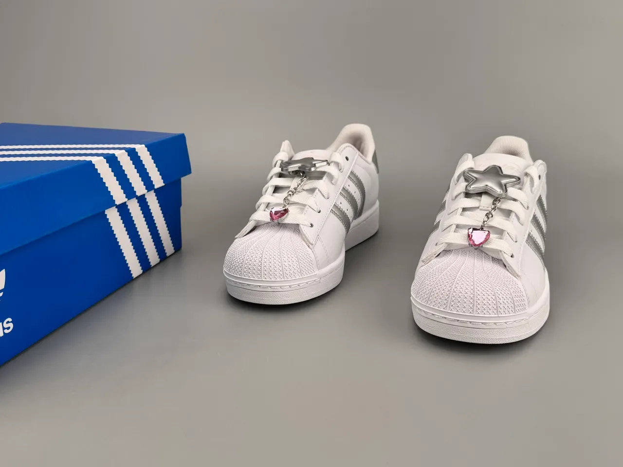 Adidas Superstar Tênis Lifestyle Branco e Prateado Metálico 3
