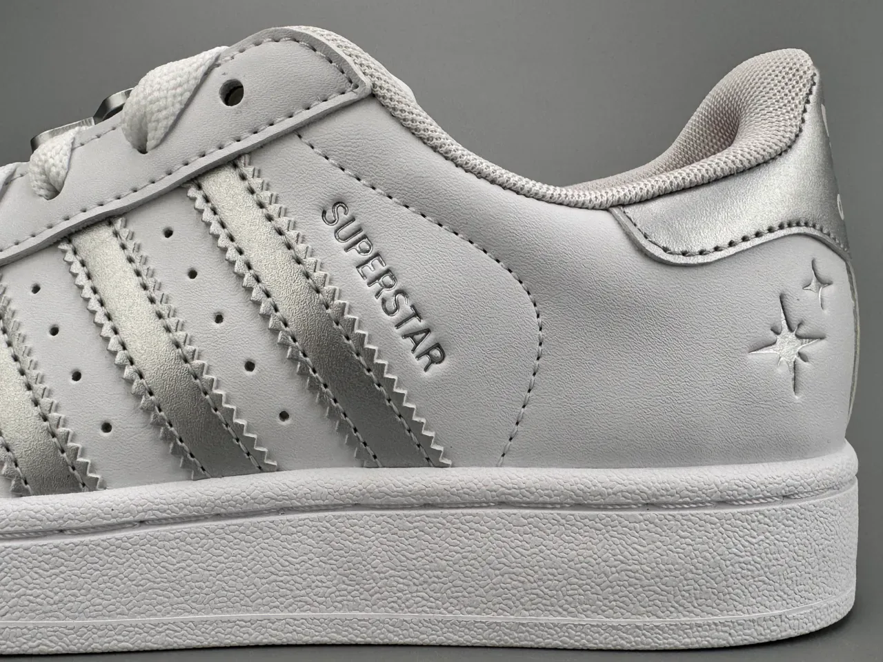 Adidas Superstar Tênis Lifestyle Branco e Prateado Metálico 6