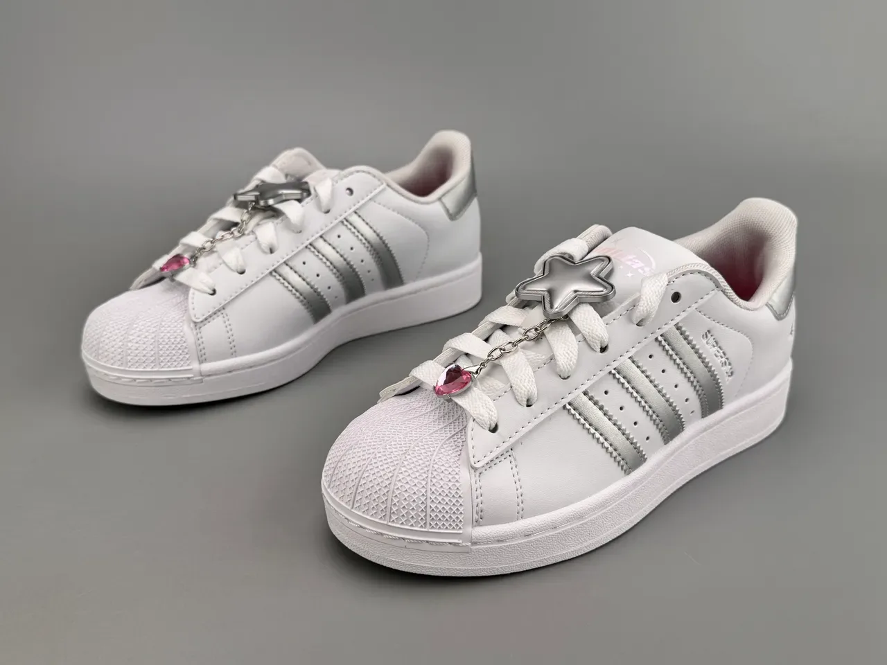 Adidas Superstar Tênis Lifestyle Branco e Prateado Metálico 9