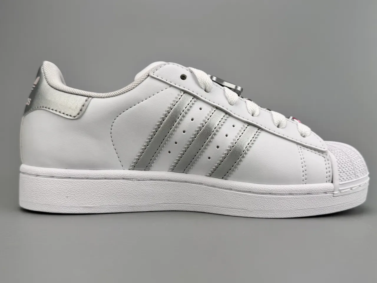 Adidas Superstar Tênis Lifestyle Branco e Prateado Metálico 10