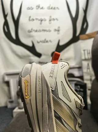Adidas Terrex tênis de trail running leves cinza e branco cabedal em mesh com sobreposição sintética 3