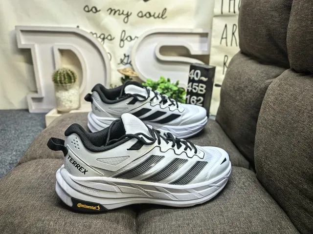 Adidas Terrex tênis de trail running leves cinza e branco cabedal em mesh com sobreposição sintética 21