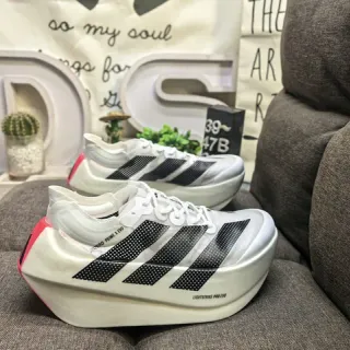 Adidas सादा कालो कार्बन-प्लेटेड रेसिंग सिल्हুয়েট छिद्रযুক্ত বেণী দৌড়ের জুতো