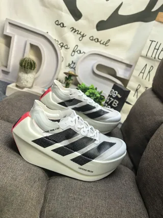Adidas Blanco Negro Carbon-Plated Silueta de Carrera Rayas Perforadas Zapatos de Running 9