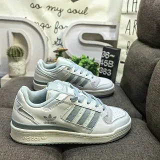 Adidas أبيض وأزرق أحذية رياضية نمط حياة منخفضة الارتفاع مع ربطة رقبة مطبقة
