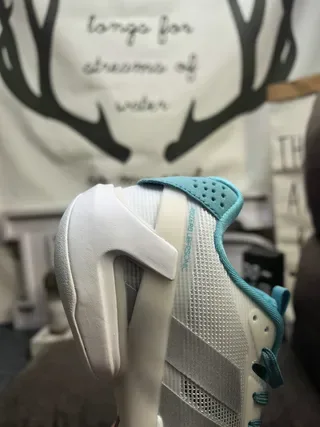 Adidas أبيض أزرق شبكة علوية تفاصيل سيان أكسنت لايف ستايل سنيكرز 3