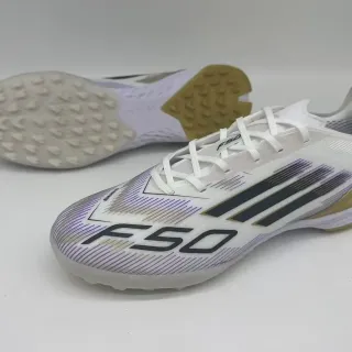 Adidas Sapatos de futebol turf branco e dourado de baixo corte com parte superior sintética padrão de linhas roxas em degradê