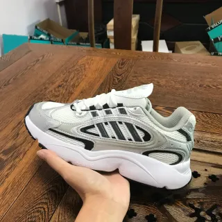 Adidas Chaussures Lifestyle Blanches Grises avec Upper en Maille et Overlay Cage TPU