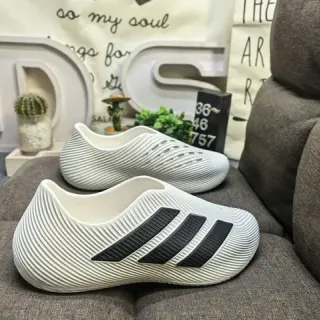 Adidas Yeezy Slide أحذية رياضية لايف ستايل أبيض وأسود