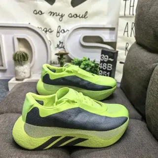 Adidas حذاء أصفر أسود أعلى من التنسج مصمم بشكل منحوت مع خدوش ميد سول لايف ستايل سنيكرز